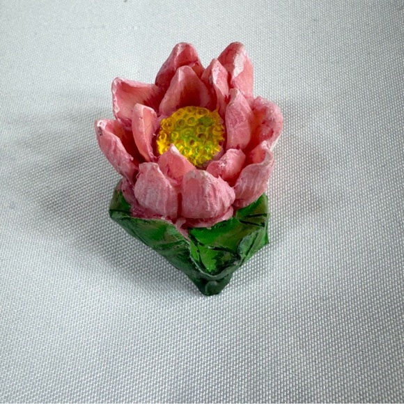 Miniature Pink Waterlily Ceramic - Picture 2 of 5